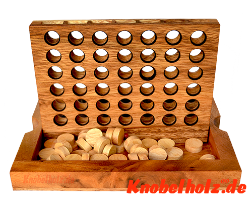 Spielaufbau vor dem Beginn des Strategiespieles Connect Four - Vier in einer Reihe aus Holz